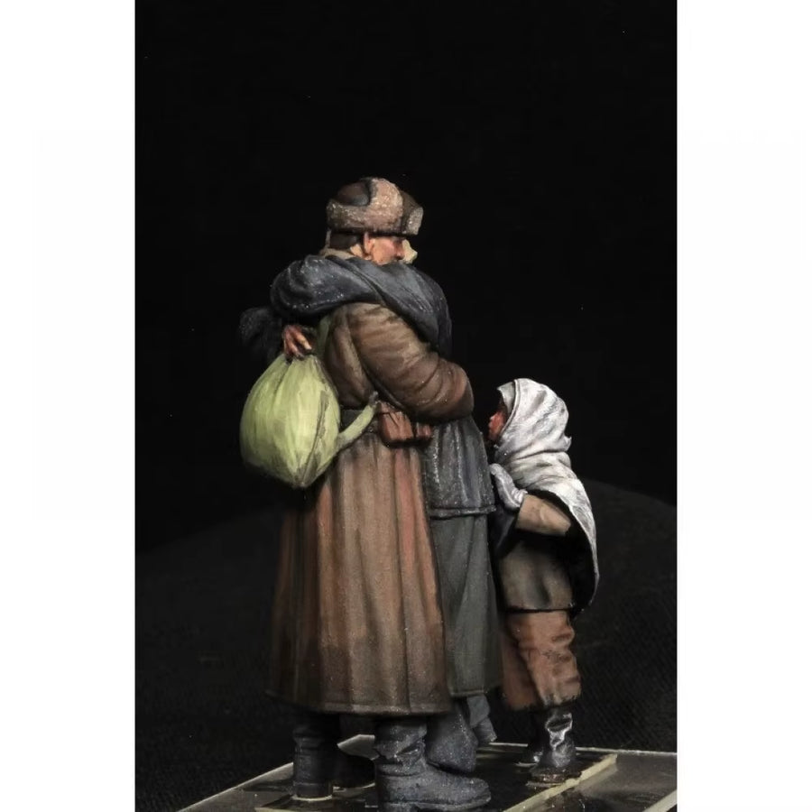 1/35 Soviet Mother and Children Reunion (3 Figures), Resin Model Figure Soldier, Military Themes, Unassembled and Unpainted Kit