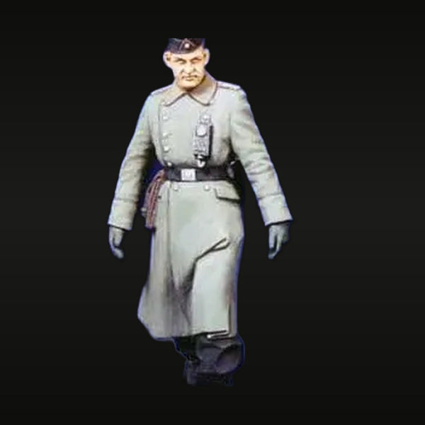 WWI German Officer in Greatcoat with Sabre 1/35 Resin Figure