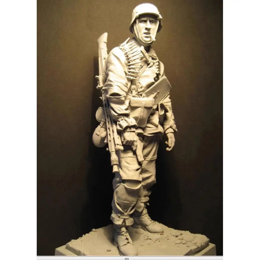WWII German Rifleman with Ammunition Belt 1/16 Resin Figure Kit - resin model view 3