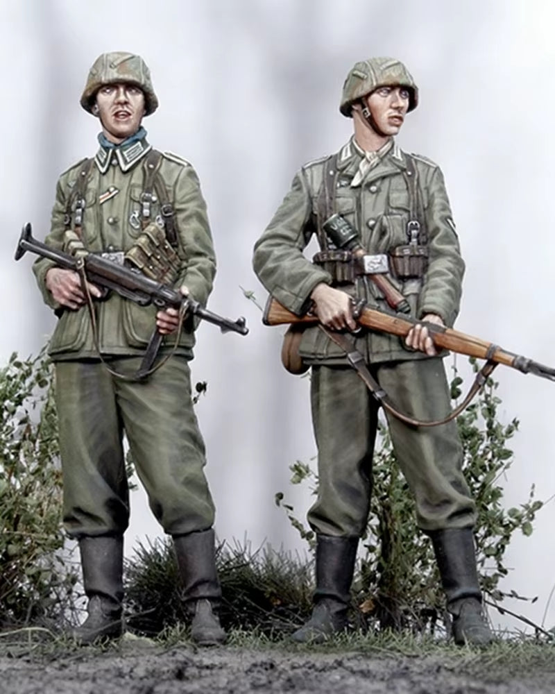 1/35 Scale Die-Cast Resin Figure Model Kit German Infantry Set 2 Figures (2 Heads Each) Unassembled and Unpainted