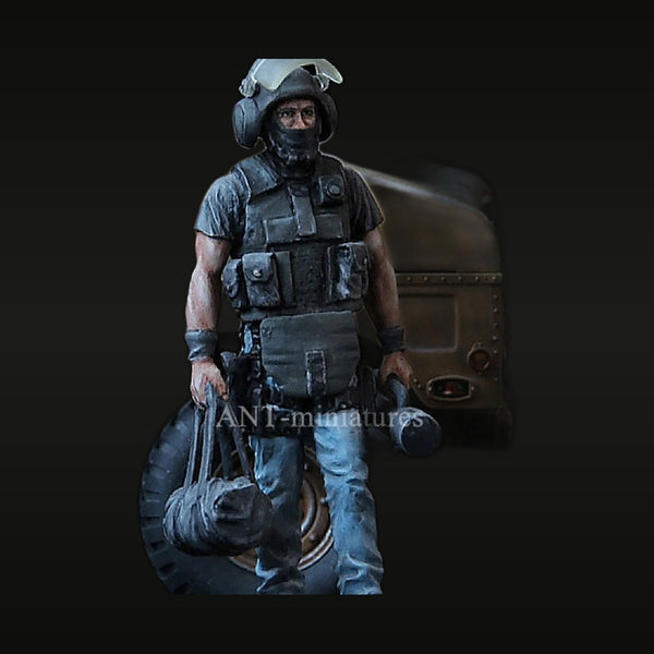 Modern US Special Forces Operator with ACH Helmet 1/35 Resin Figure
