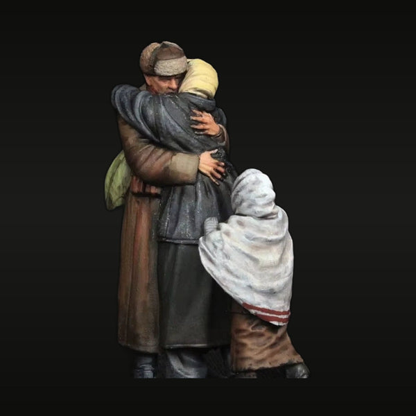WWII Soviet Soldier with Family Reunion 3-Figure Diorama 1/35 Resin Kit