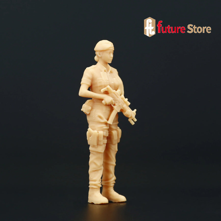 Modern Female Tactical Operator with M4 Carbine 1/35 Resin Figure Kit - resin model view 4