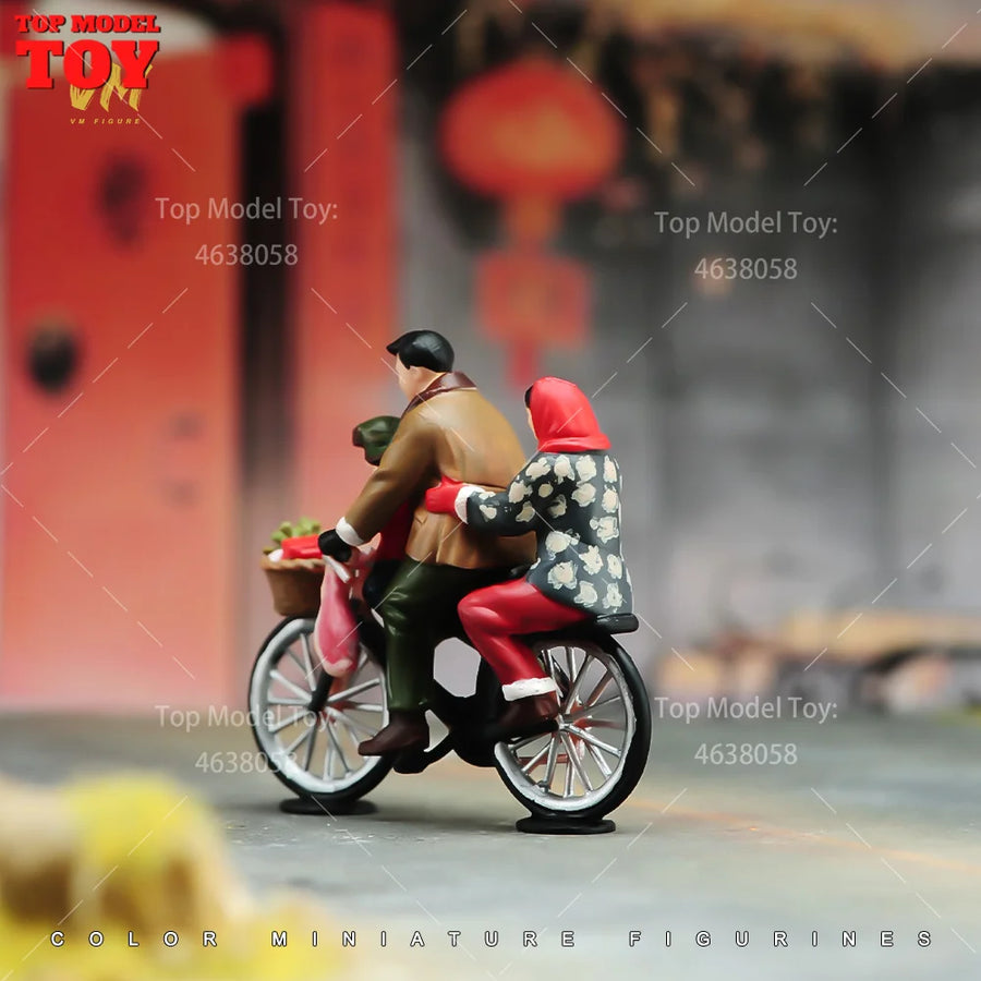 Painted Miniatures 1/64 a Family of Three Rode Bicycles Shopping Male Female Scene Figure Dolls Unpainted Model for Car Vehicles