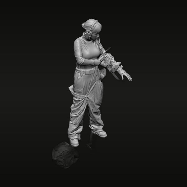 Modern Female Operator Putting On Tactical Gloves 1/35 Resin Figure Kit