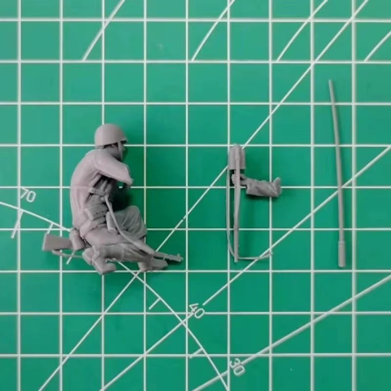 WWII US Army Soldier Kneeling with Entrenching Tool 1/35 Resin Figure Kit - resin model view 3
