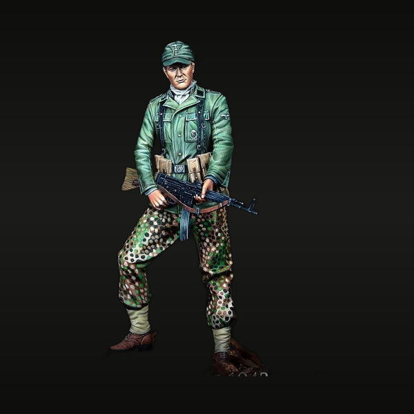 WWII German Waffen-SS Soldier MP40 Splittertarn 1/35 Resin Figure