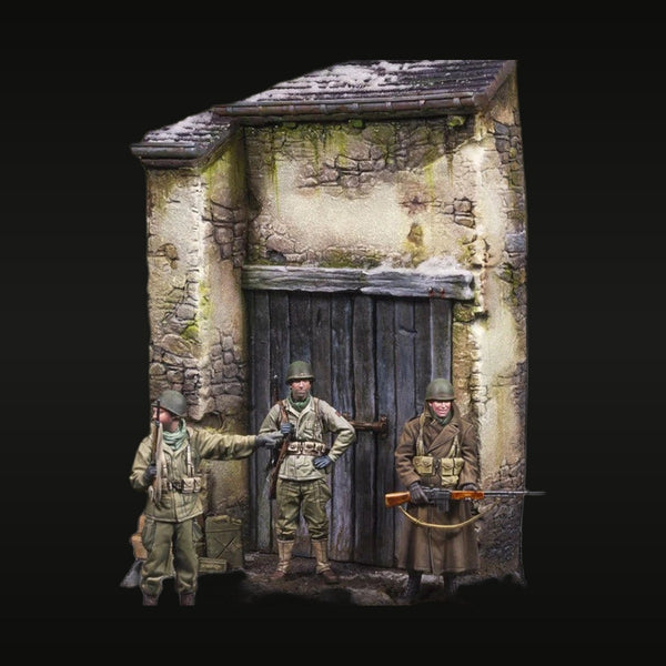 WWII US Army Soldiers at Stone Building 1/35 Resin Diorama Kit