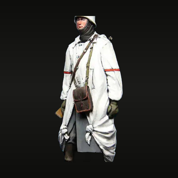 WWII German NCO White Winter Parka with Mosin-Nagant 1/35 Resin Figure Kit