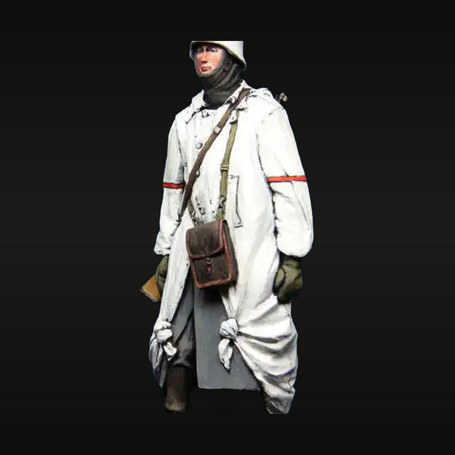 WWII German NCO White Winter Parka with Mosin-Nagant 1/35 Resin Figure Kit - unpainted resin model kit