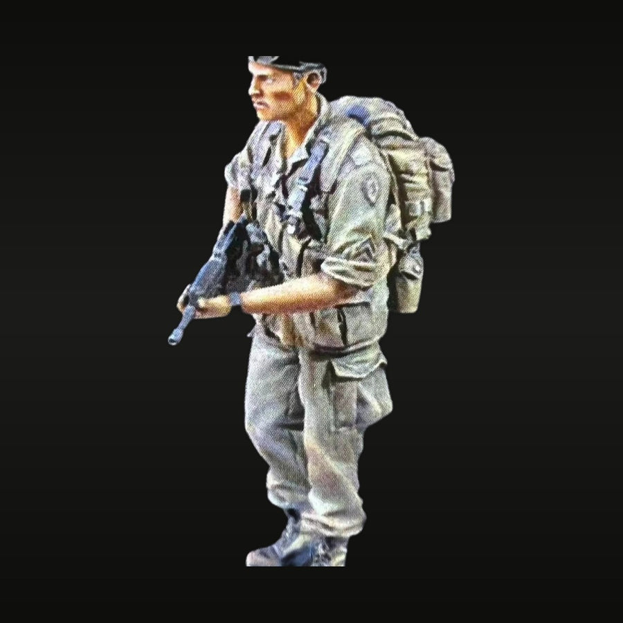 Vietnam/Modern US Army Infantryman with M16 Rifle 1/35 Resin Figure Kit - unpainted resin model kit