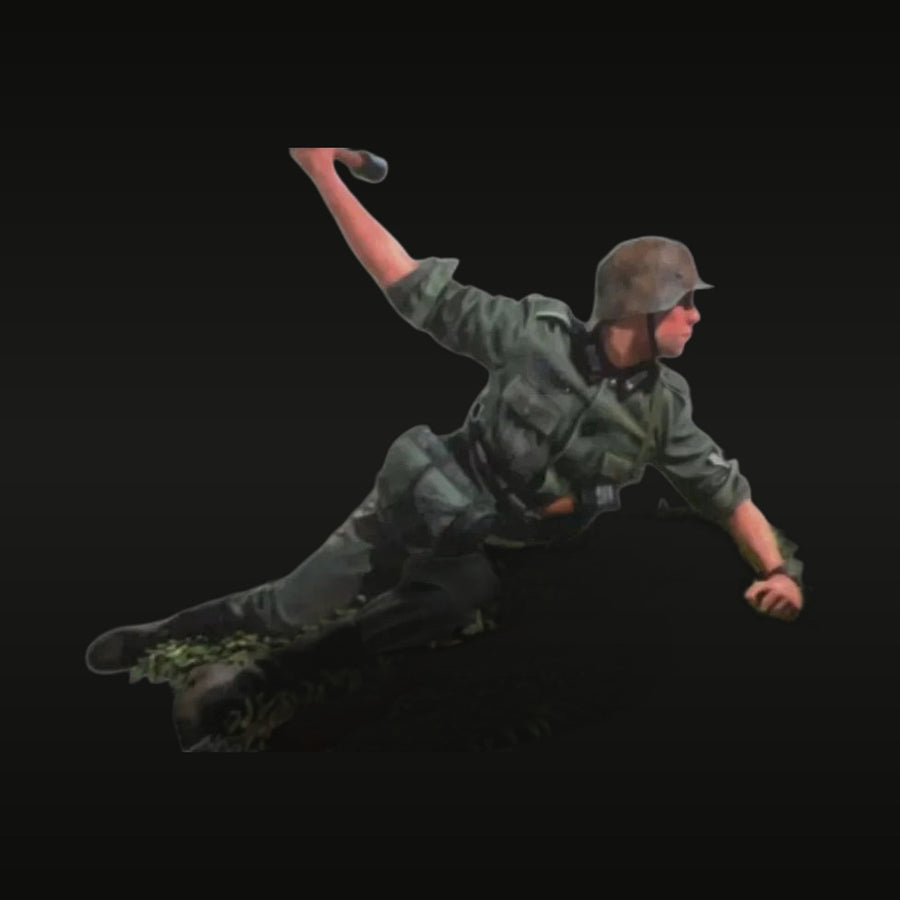 WWII German Soldier Grenade Throw 1/16 Resin Figure Kit - unpainted resin model kit