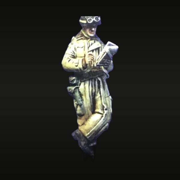 WWII Tanker Reading Map 1/35 Resin Figure Kit