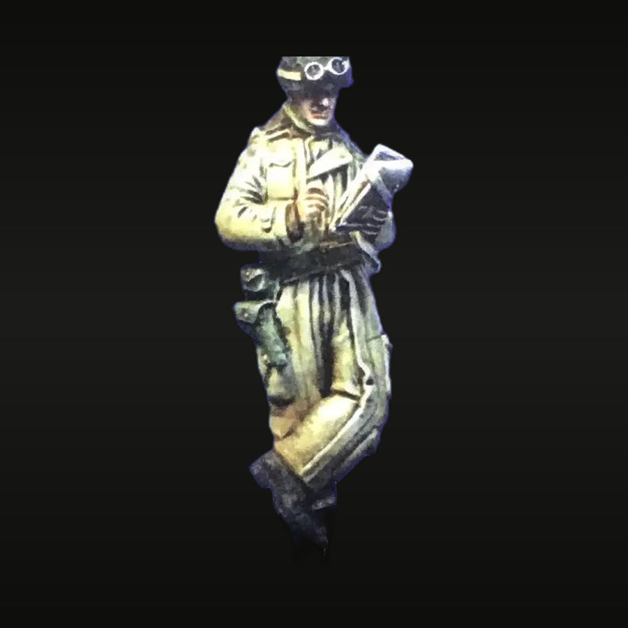 WWII Tanker Reading Map 1/35 Resin Figure Kit - unpainted resin model kit