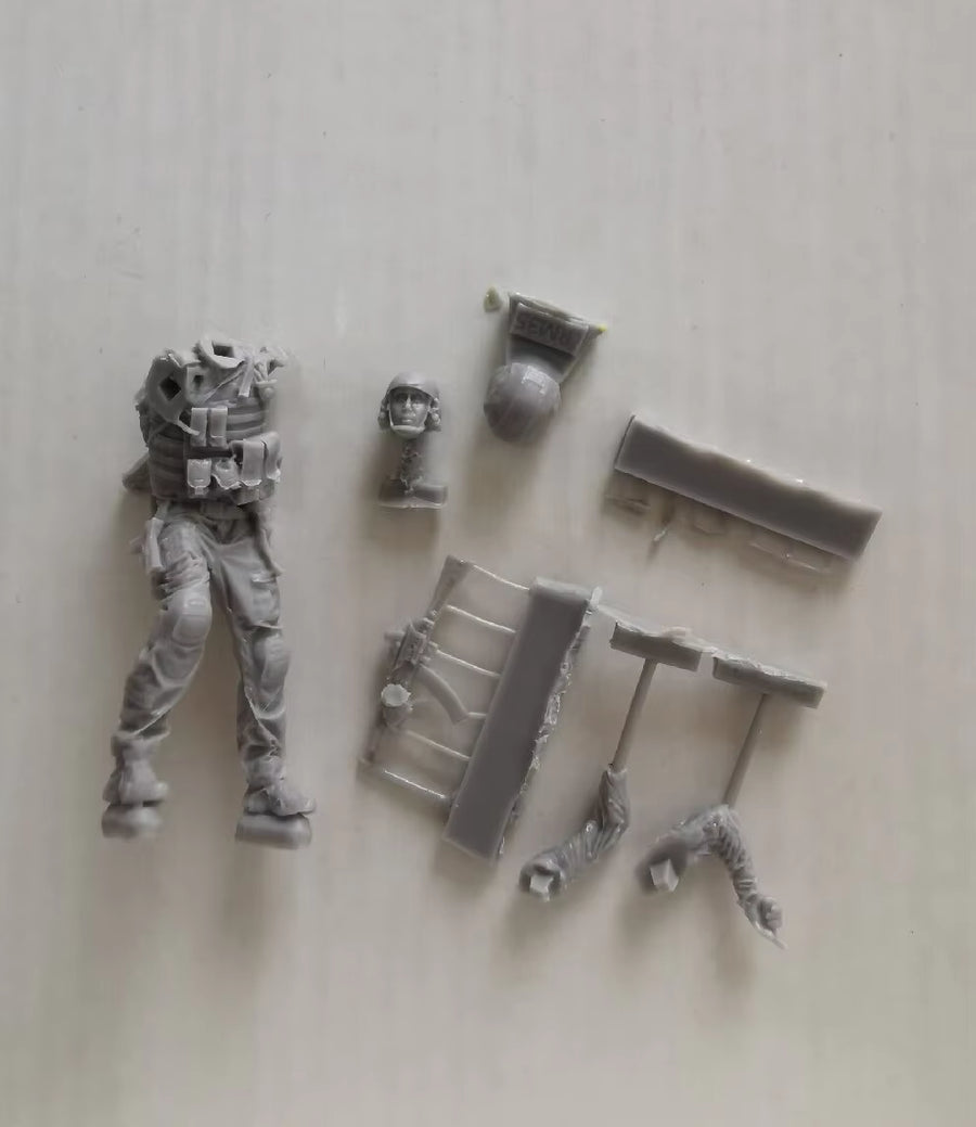 1:35 Model Kit Resin Kit 35730 Modern Soldier Shooting Posture