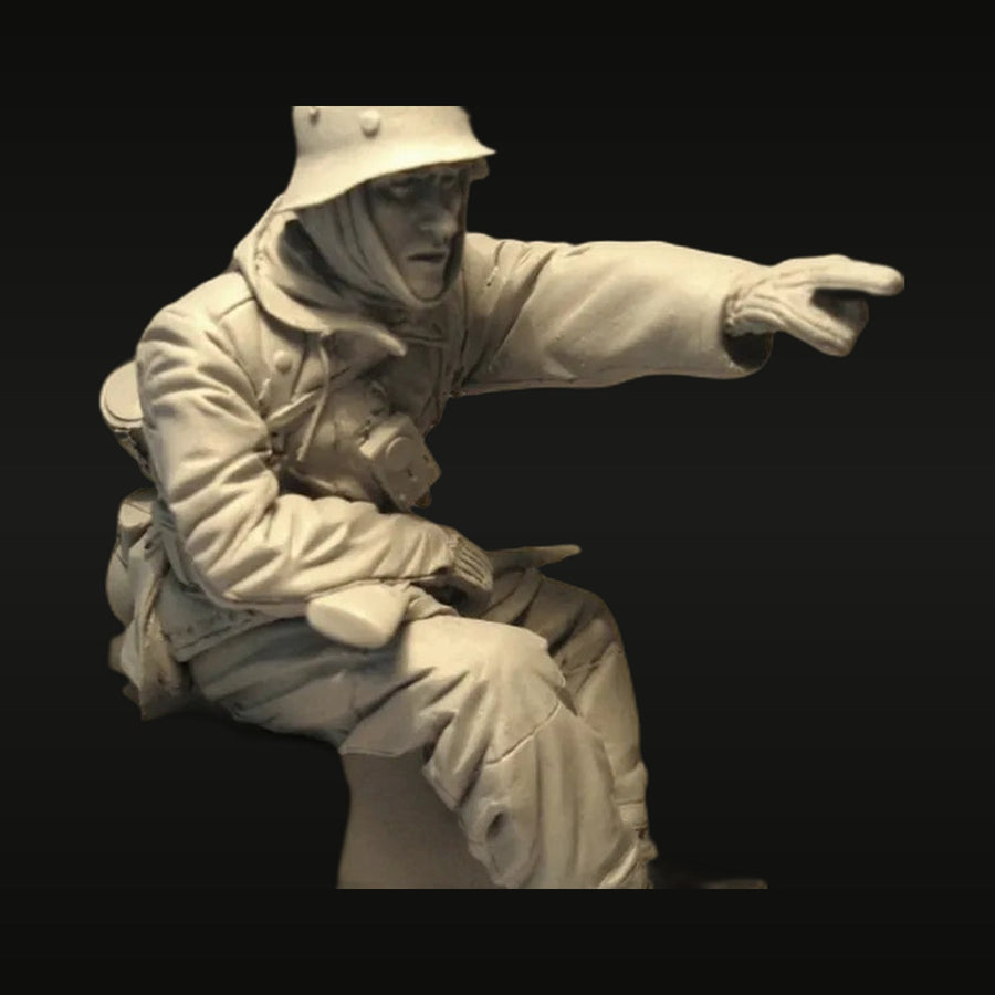 WWII German Soldier Winter Parka Pointing 1/16 Resin Figure Kit - unpainted resin model kit