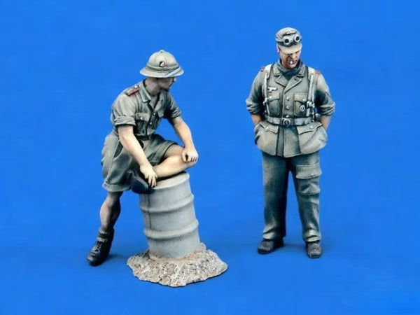 WWII German Afrika Korps Soldier Crouching on Fuel Drum & Officer 1/35 Resin Kit