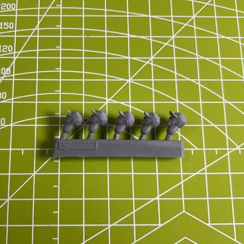 5Pcs Modern Male Heads with Cap & Glasses 1/35 Resin Figure Kit - resin model view 3