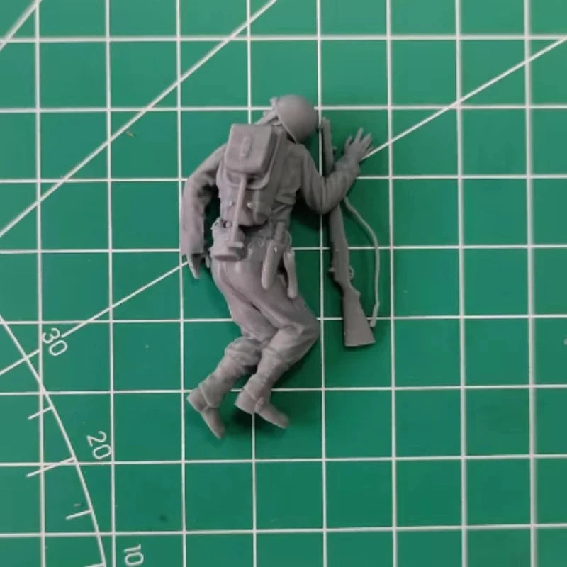 1/35 Scale Die-Cast Resin Figure Model Kit WWII US Wounded Soldier Unassembled and Unpainted
