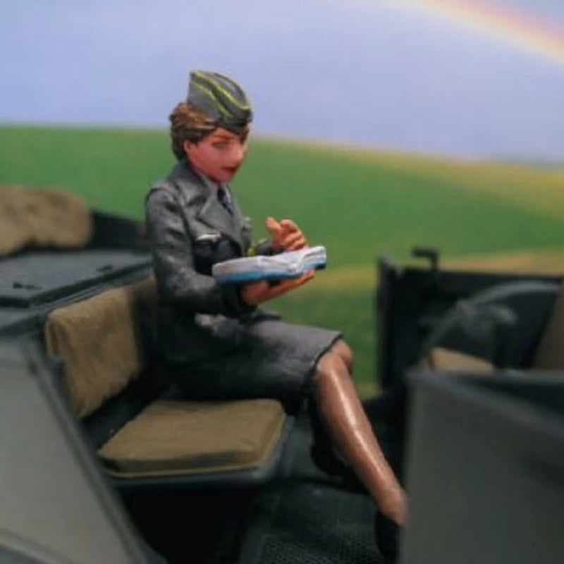 WWII Soviet Female Military Personnel Vehicle Crew 6-Figure Set 1/35 Resin Kit - resin model view 4