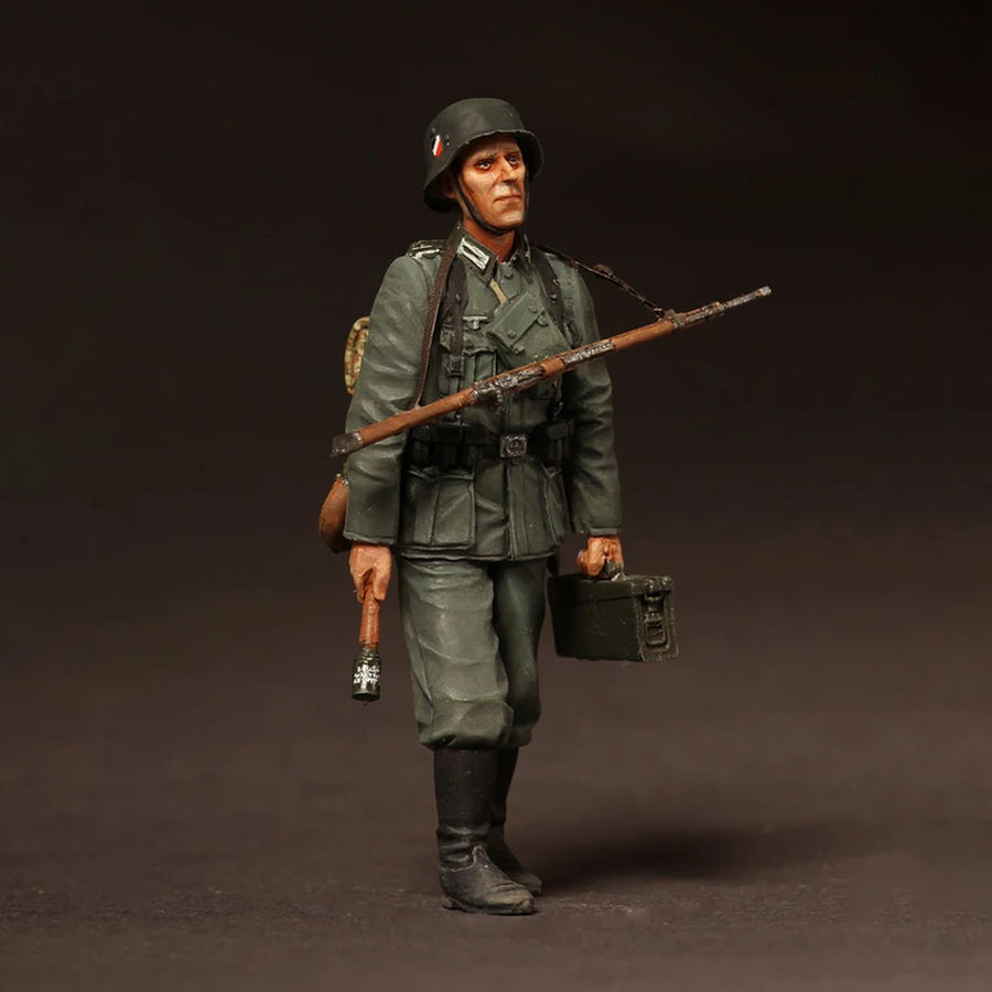 WWII German Infantry MG34 and Kar98k Riflemen Set 1/35 Resin Figure Kit - resin model view 2