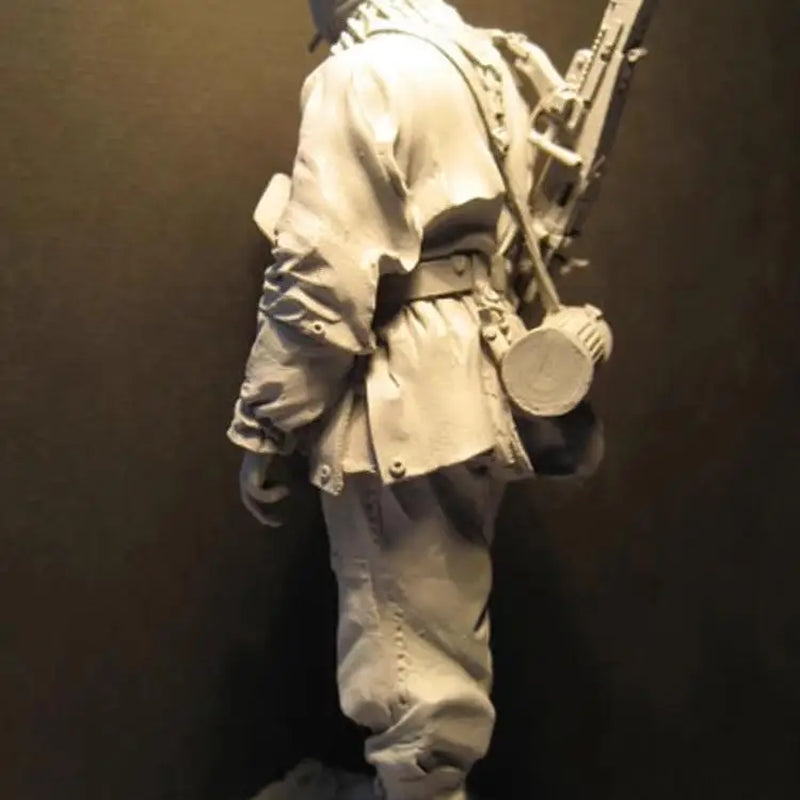 WWII German Rifleman with Ammunition Belt 1/16 Resin Figure Kit - resin model view 4