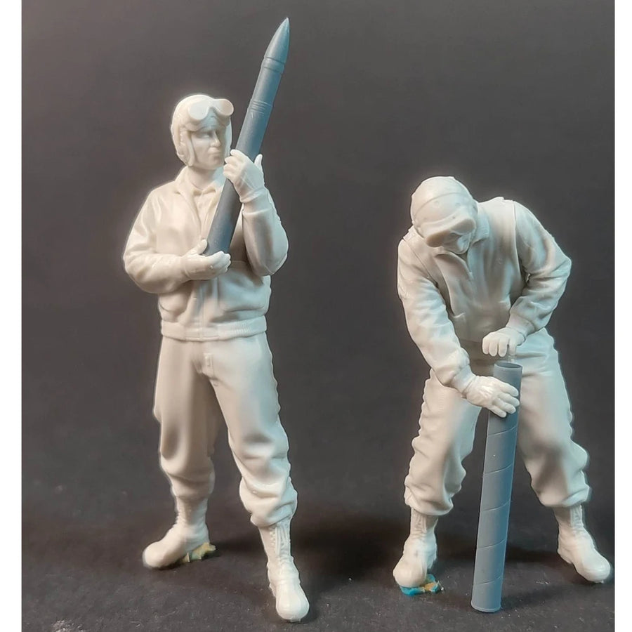 WWII US Army Tank Crew Ammunition Handlers Set of 2 1/35 Resin Figure Kit - resin model view 2
