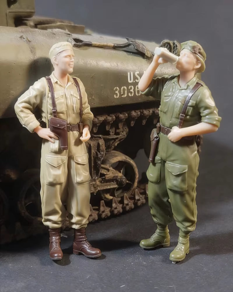 1/35 Scale Die-Cast Resin Figure Model Kit WWII British Tank Soldiers at Rest 2 Figures Unassembled and Unpainted