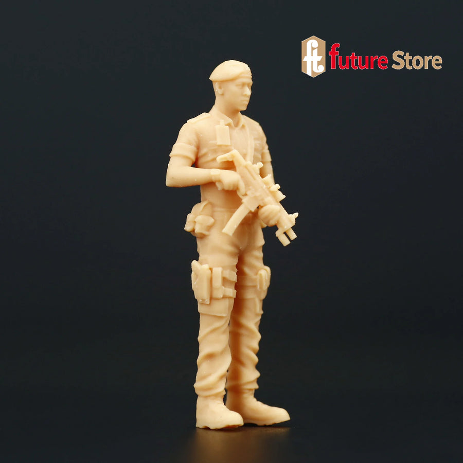 Modern Female Tactical Operator with M4 Carbine 1/35 Resin Figure Kit - resin model view 5