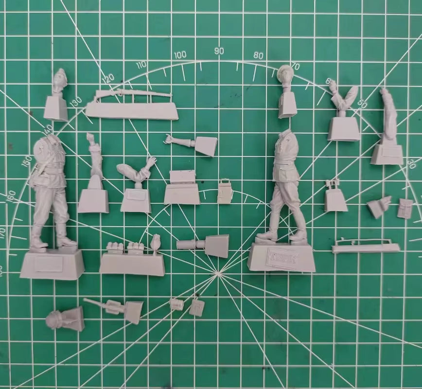 WWII German Officer & Infantryman with K98 Rifle 1/35 Resin Figure Set - resin model view 3