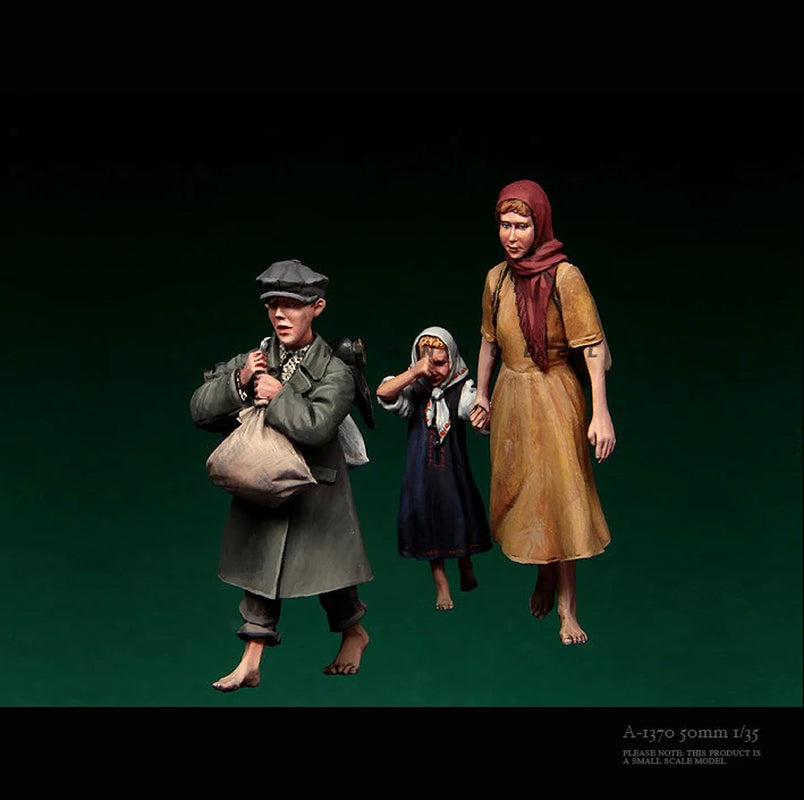 1/35 WWII Soviet Civilian Family (Resin, 3 Figures) - resin model view 4