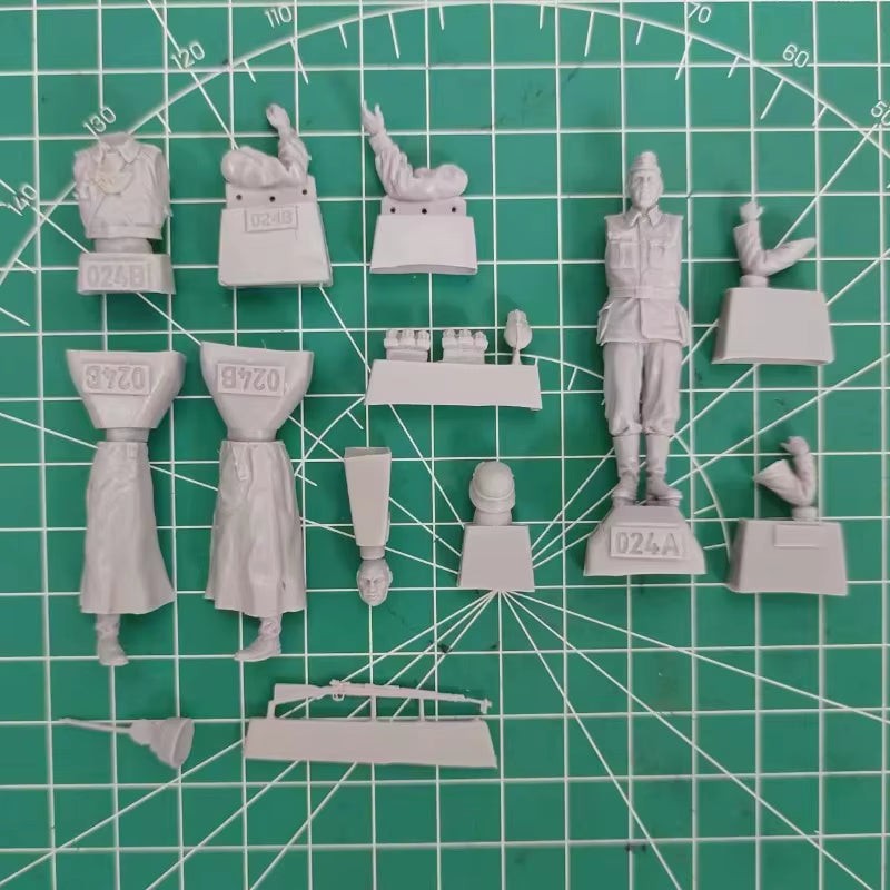 WWII German Officers Document Exchange 1/35 Resin Figure Kit - resin model view 2