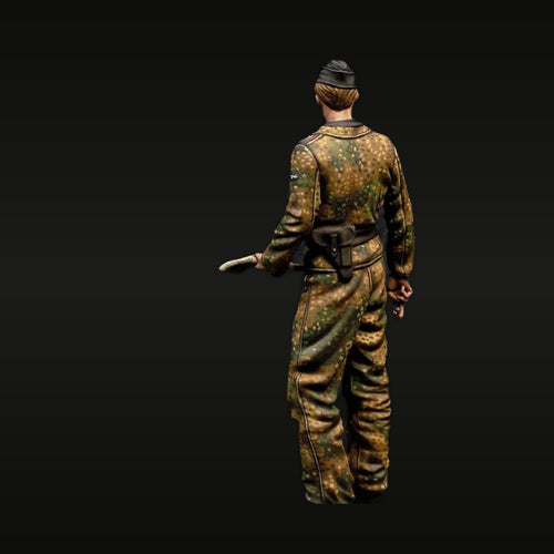 WWII German Soldier in Splittermuster Camouflage 1/35 Resin Figure