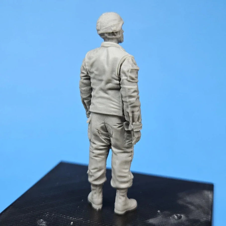 Modern US Army Female Soldier 1/35 Scale Resin Figure Kit - resin model view 2