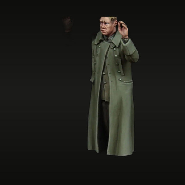 1/35 WWII German Officer in Greatcoat (Resin Figure)