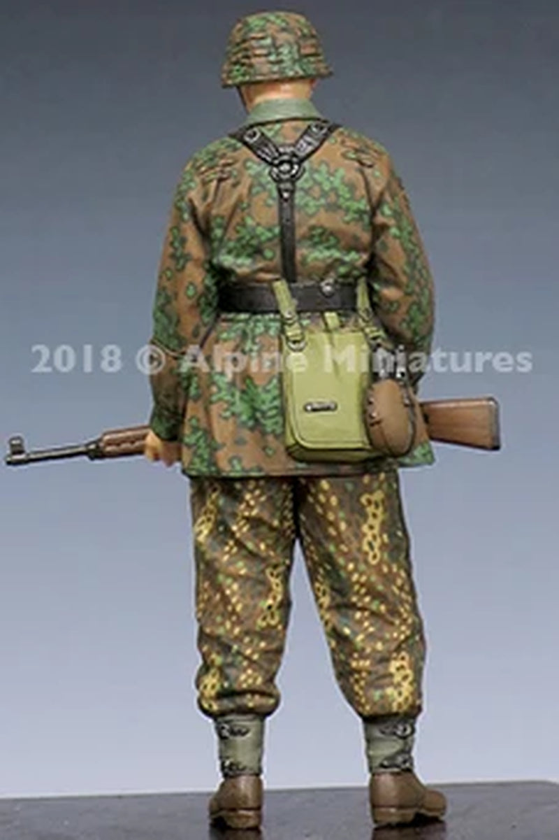 WWII German Grenadier Splinter Camo with K98 Rifle 1/35 Resin Figure - resin model view 3