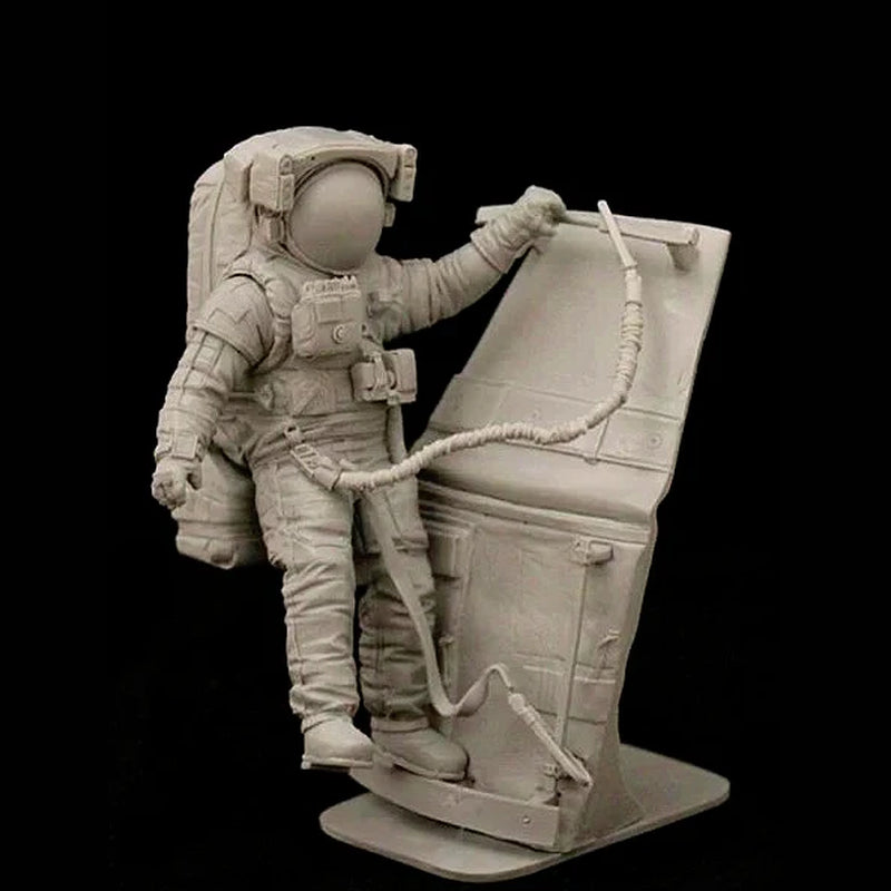 Sci-Fi Astronaut Lunar Explorer with Sample Collector 1/24 Resin Figure Kit - resin model view 2