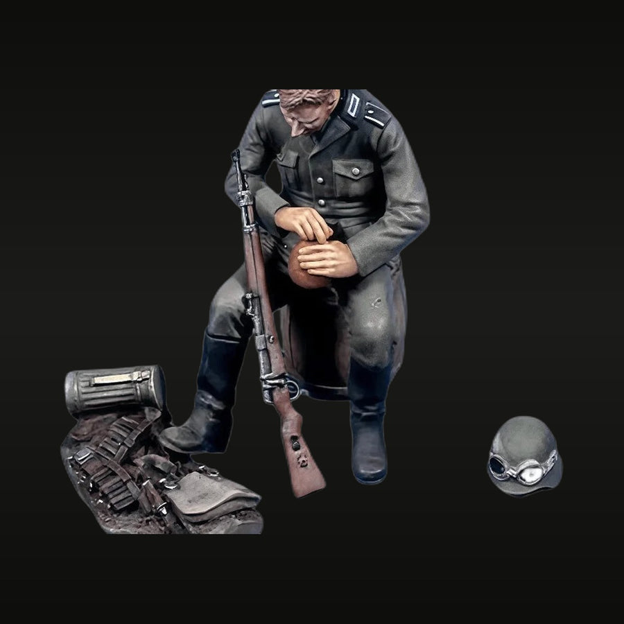 WWII German SS Panzer Soldier with K98 Rifle 1/35 Resin Figure Kit - unpainted resin model kit