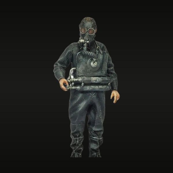 Wasteland Survivor with Gas Mask & Flamethrower 1/35 Resin Figure Kit