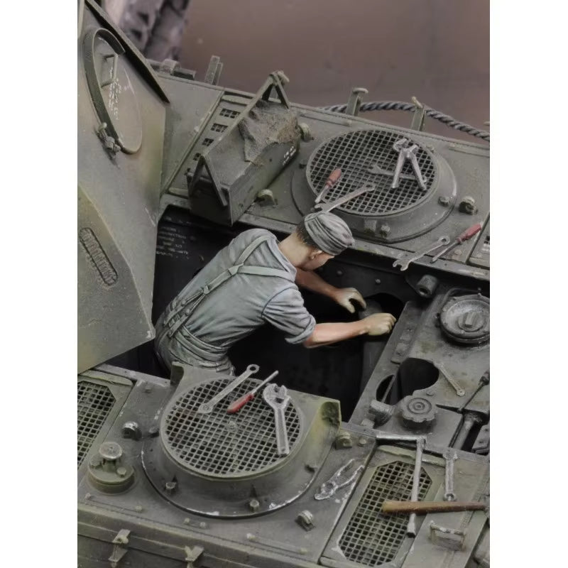 WWII German Tank Mechanic with Engine Block & Stand 1/35 Resin Diorama Kit - resin model view 2