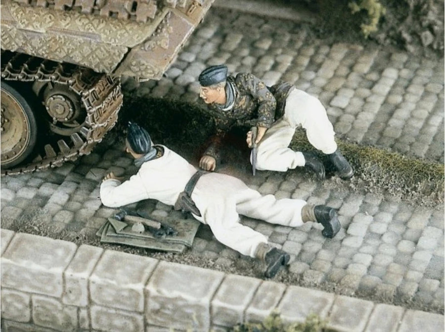 WWII German Assault Troops with Head Wraps 2-Figure Set 1/35 Resin Kit - resin model view 2