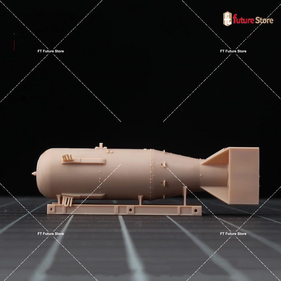 WWII American Pilot with Bomb 1/24 Resin Figure Kit - resin model view 5