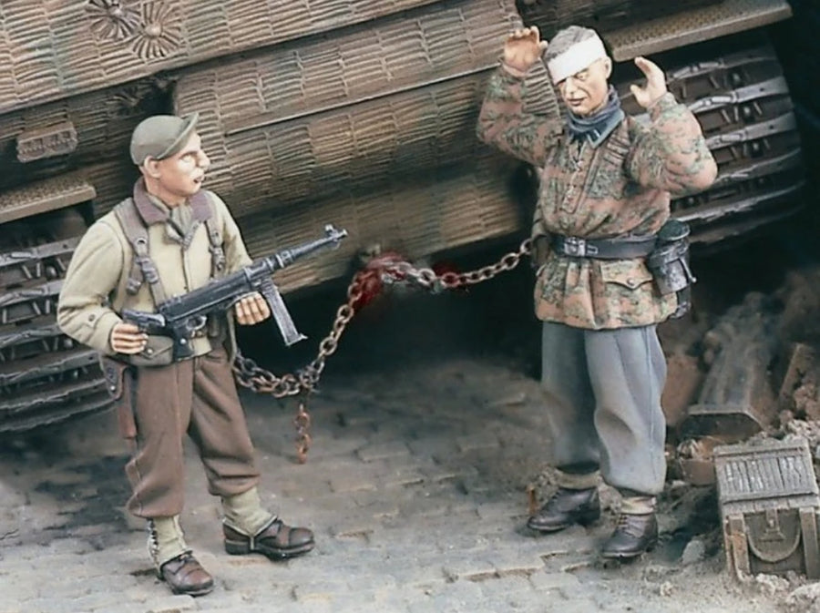 1/35 Scale Die-Cast Resin Figure Model Kit WWII Wounded Soldier Captured 2 Figures Unassembled and Unpainted