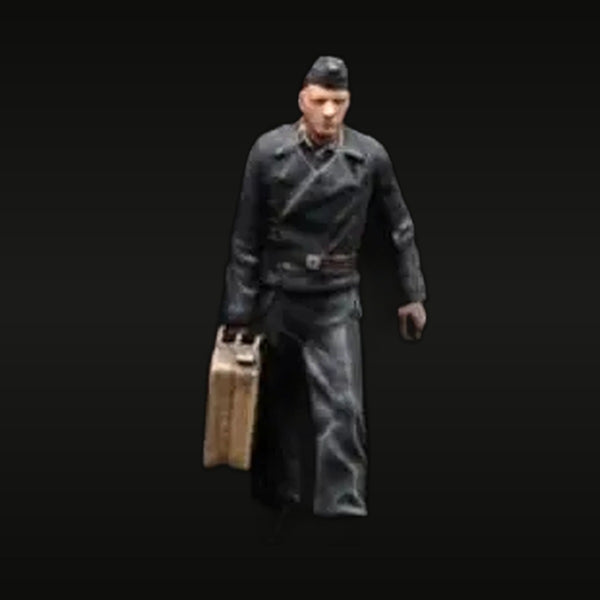 WWII German Wehrmacht Soldier with Suitcase 1/72 Resin Figure
