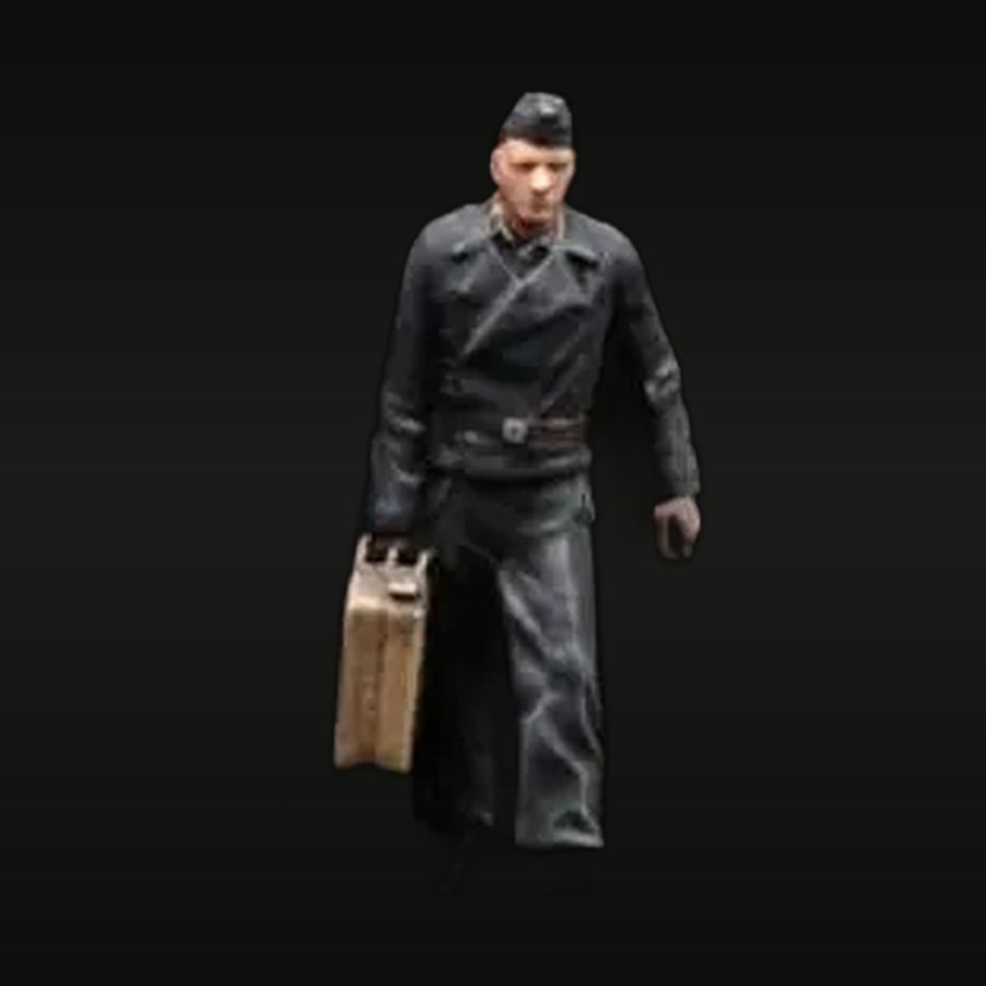 WWII German Wehrmacht Soldier with Suitcase 1/72 Resin Figure - unpainted resin model kit
