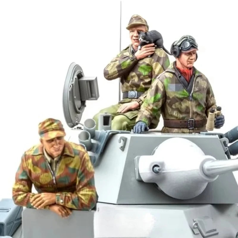 WWII German Tank Crew 3-Figure Set 1/16 Scale Resin Kit - resin model view 2
