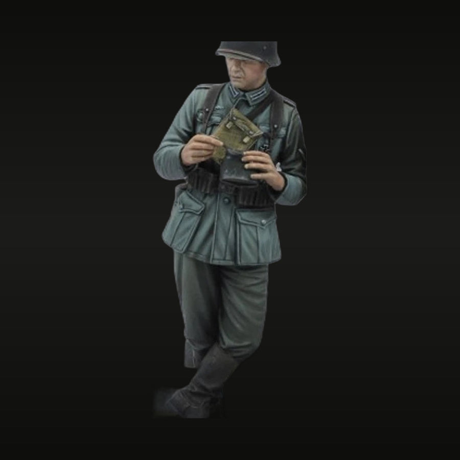 WWII German Infantryman with Ration Pack 1/24 Resin Figure - unpainted resin model kit