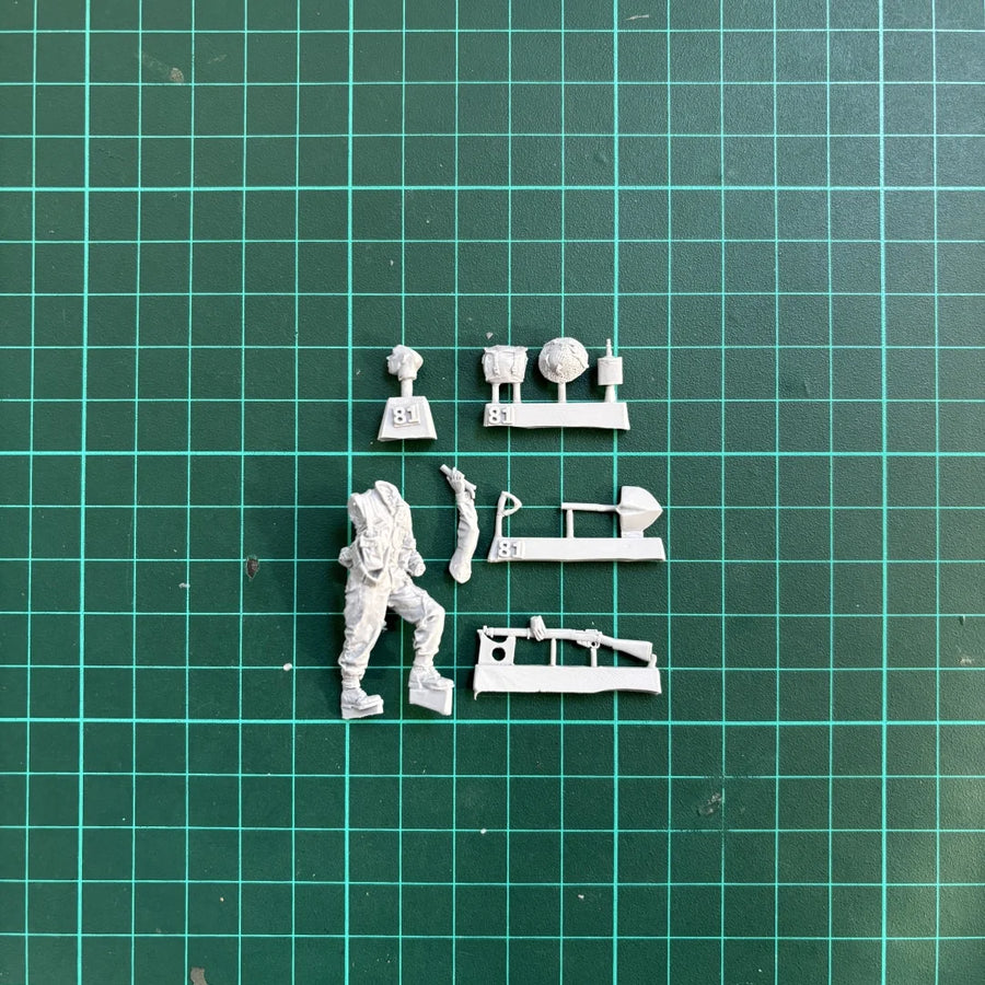 WWII British Infantryman Lee-Enfield with Entrenching Tool 1/35 Resin Figure Kit - resin model view 5