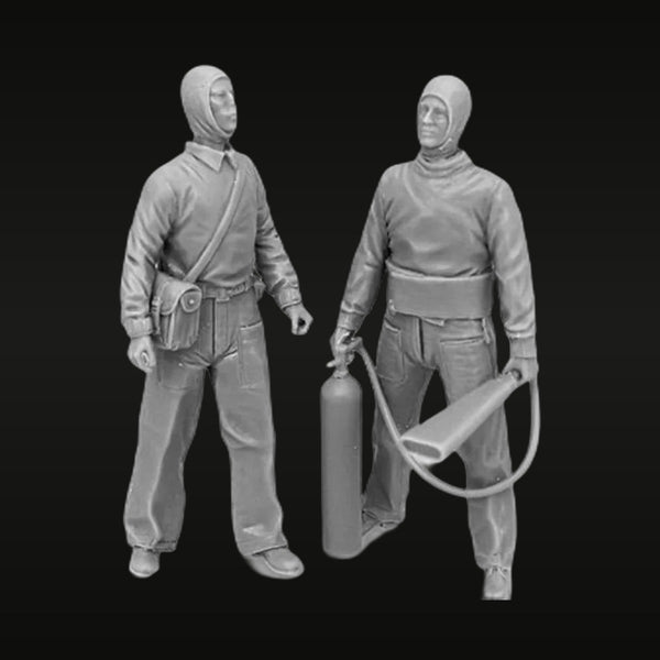 WWII Pilot Figures with Flight Gear Set of 2 1/32 Resin Kit