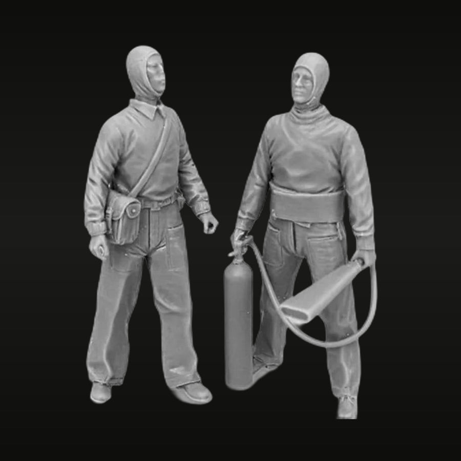 WWII Pilot Figures with Flight Gear Set of 2 1/32 Resin Kit - unpainted resin model kit